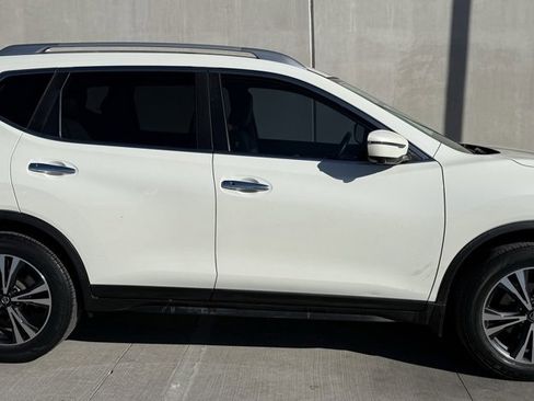 Used 2019 Nissan Rogue SV w/ Premium Package image 3