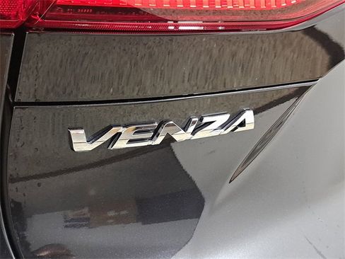 Used 2023 Toyota Venza Limited image 9