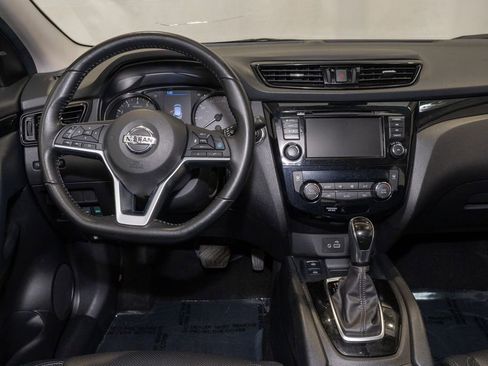 Used 2022 Nissan Rogue Sport SL image 2