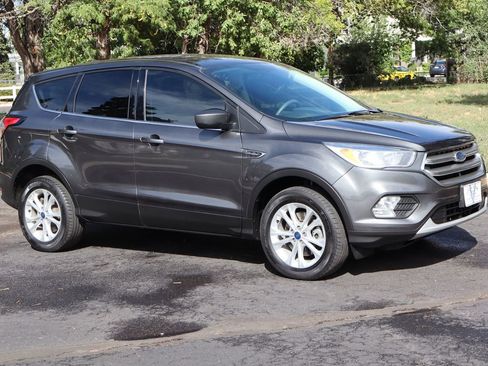 Used 2017 Ford Escape SE image 2