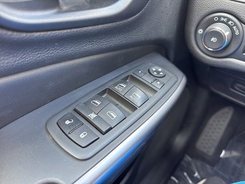 Used 2021 Jeep Cherokee Latitude Lux w/ Comfort/Convenience Group image 20