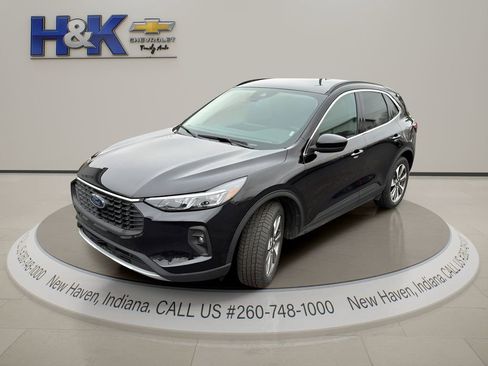 Used 2025 Ford Escape Platinum AWD/4WD image 4