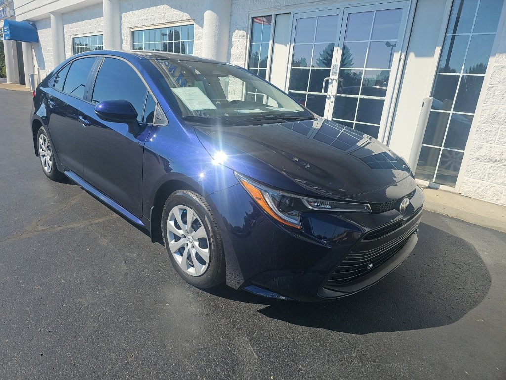 Used 2025 Toyota Corolla LE FWD image 2