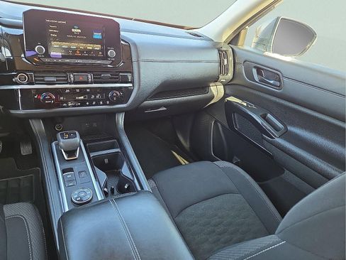 Used 2024 Nissan Pathfinder SV image 13