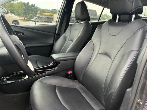 Used 2017 Toyota Prius Four FWD image 4