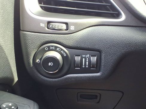 Used 2019 Jeep Cherokee Trailhawk w/ Cold Weather Group AWD/4WD image 31
