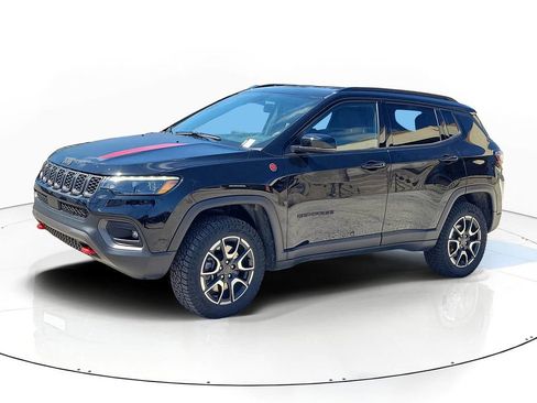 Used 2025 Jeep Compass Trailhawk w/ Trailhawk Elite Group image 2