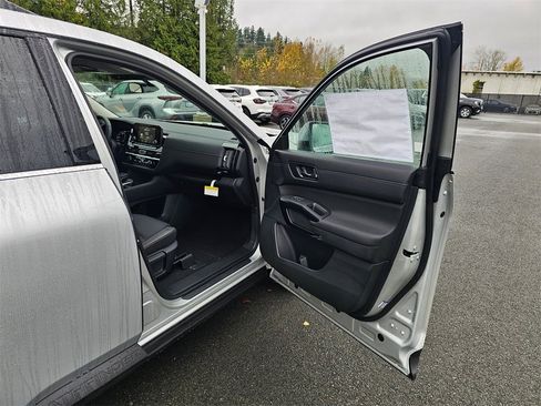 New 2025 Nissan Pathfinder SV w/ SV Premium Package image 30