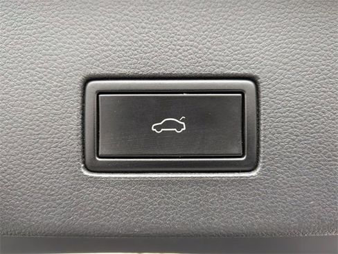 Used 2020 Volkswagen Atlas Cross Sport SE image 31