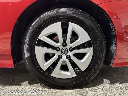 Used 2018 Toyota Prius Three FWD image 32