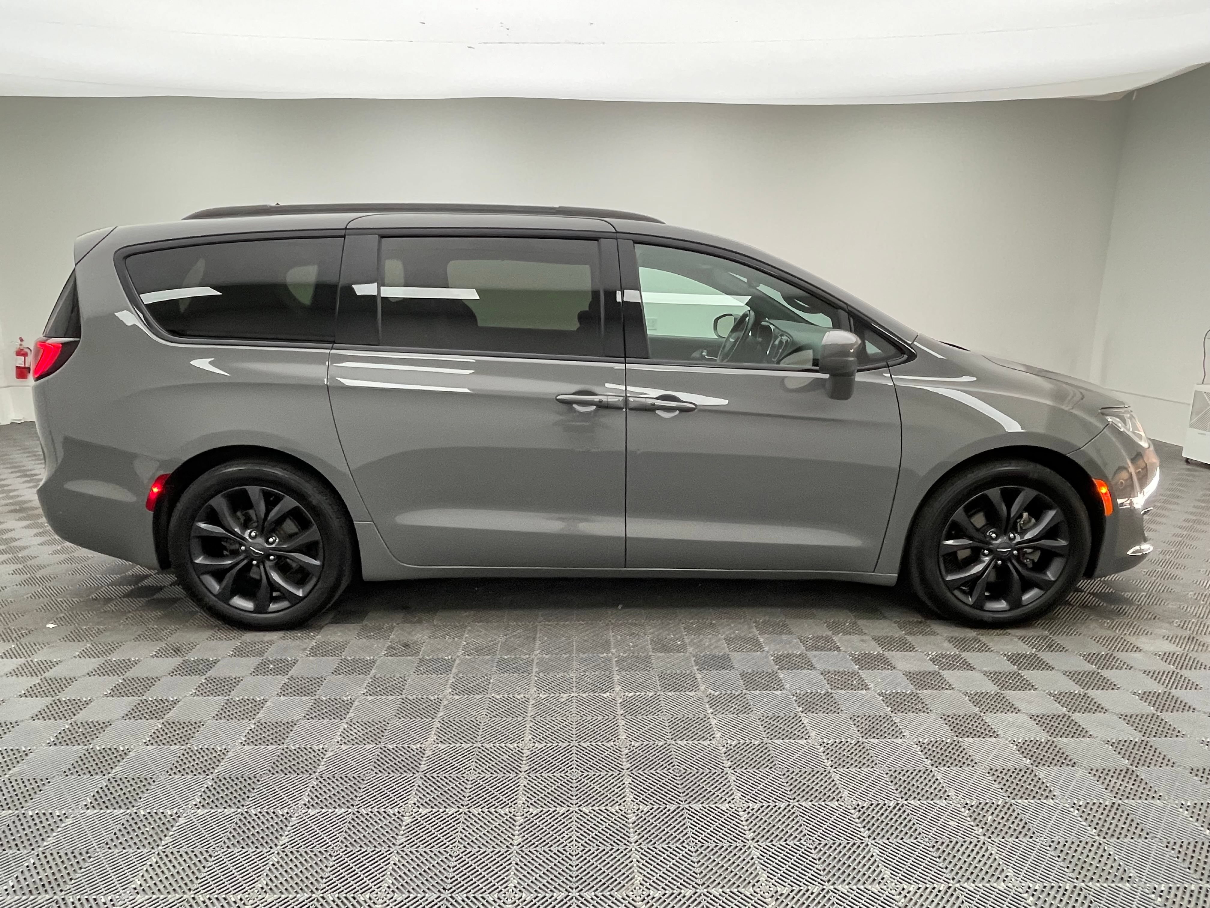 Used 2020 Chrysler Pacifica Touring-L Plus w/ S Appearance Package FWD image 6