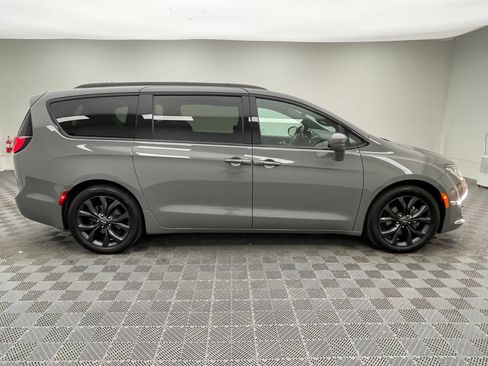 Used 2020 Chrysler Pacifica Touring-L Plus w/ S Appearance Package FWD image 6