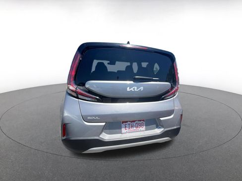 Used 2025 Kia Soul LX w/ LX Technology Package FWD image 8