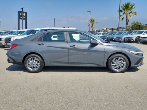 New 2026 Hyundai Elantra Hybrid FWD image 30