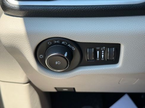 Used 2023 Chrysler Pacifica Touring-L FWD image 36