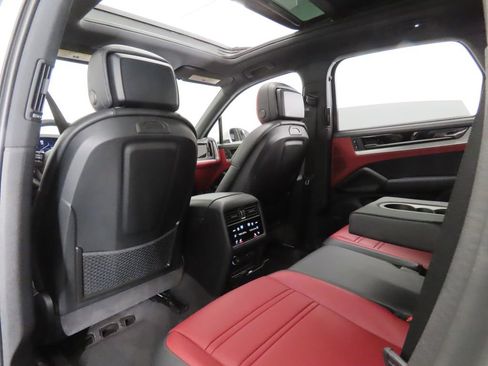 Certified 2025 Porsche Cayenne S AWD/4WD image 46