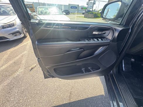 Used 2014 Dodge Grand Caravan SE FWD image 23