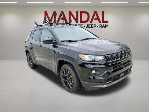 Used 2025 Jeep Compass Latitude w/ Altitude Special Edition AWD/4WD image 4