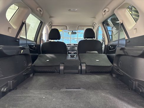 Used 2018 Nissan Rogue SV image 32