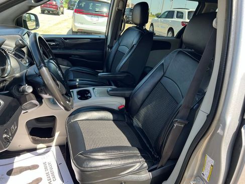 Used 2018 Dodge Grand Caravan SXT FWD image 25