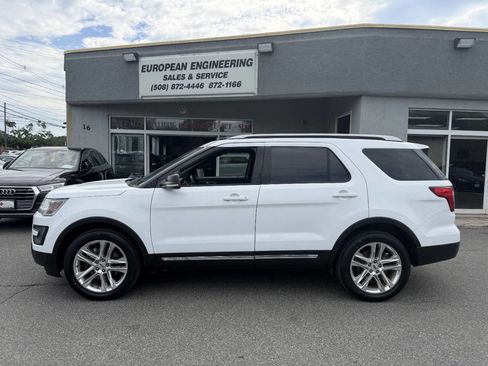 Used 2016 Ford Explorer XLT w/ Equipment Group 202A AWD/4WD image 4