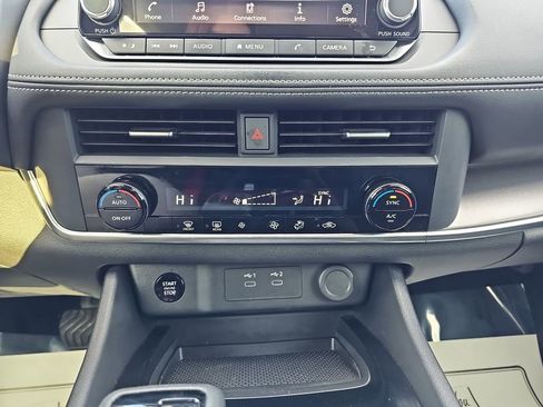 Used 2024 Nissan Rogue SV image 27