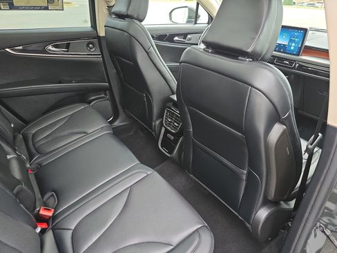 Used 2022 Lincoln Nautilus Reserve w/ Equipment Group 201A image 11