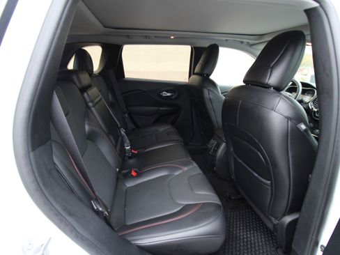 Used 2019 Jeep Cherokee Trailhawk image 37