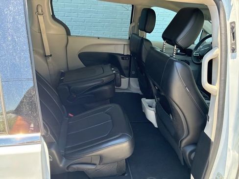 Used 2023 Chrysler Pacifica Touring-L FWD image 27