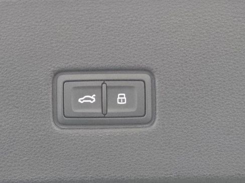 Used 2024 Audi Q8 Prestige w/ Prestige Package image 23