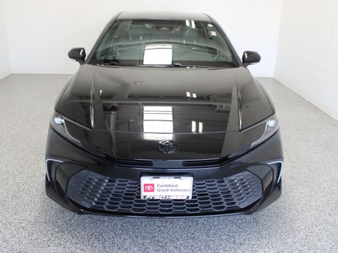 Used 2025 Toyota Camry SE w/ Convenience Package FWD image 3