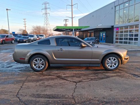 Used 2005 Ford Mustang Premium image 3