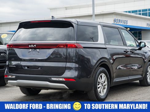 Used 2023 Kia Carnival LX image 4