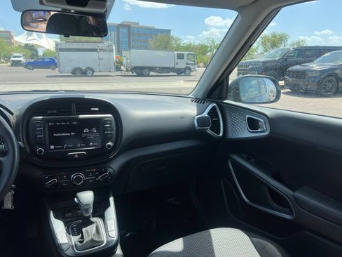 Used 2025 Kia Soul LX w/ LX Technology Package FWD image 35