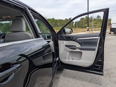 Used 2019 Toyota Highlander LE image 48