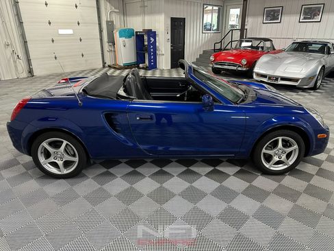 Used 2003 Toyota MR2 image 12
