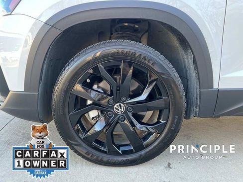 Certified 2023 Volkswagen Taos SE w/ Panoramic Sunroof Package image 6