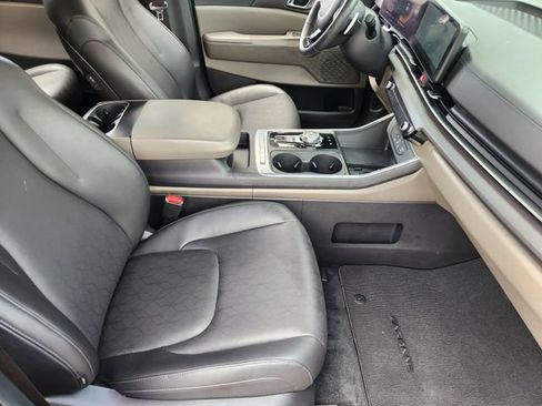 Used 2025 Kia Carnival EX FWD image 13