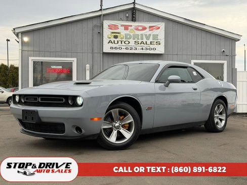 Used 2021 Dodge Challenger SXT image 1