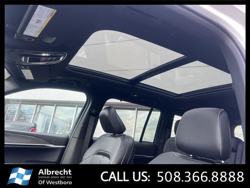 New 2025 Jeep Grand Cherokee Limited w/ Luxury Tech Group II image 25