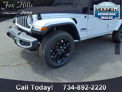 Used 2025 Jeep Wrangler Unlimited Sahara w/ Safety Group AWD/4WD image 5
