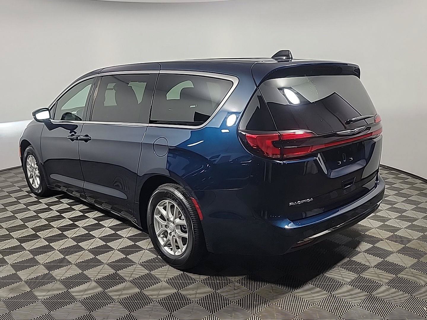 Used 2025 Chrysler Pacifica Select FWD image 11
