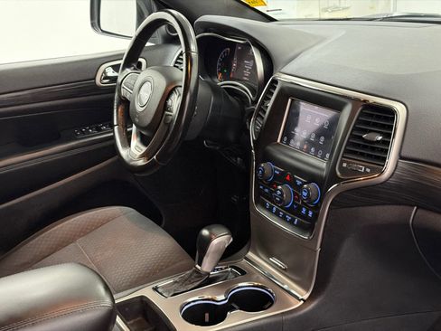 Used 2021 Jeep Grand Cherokee Laredo AWD/4WD image 9