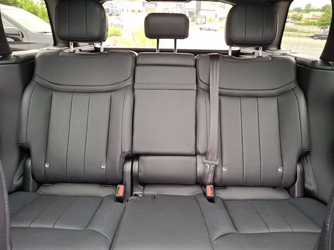 Certified 2025 Land Rover Range Rover SE AWD/4WD image 13