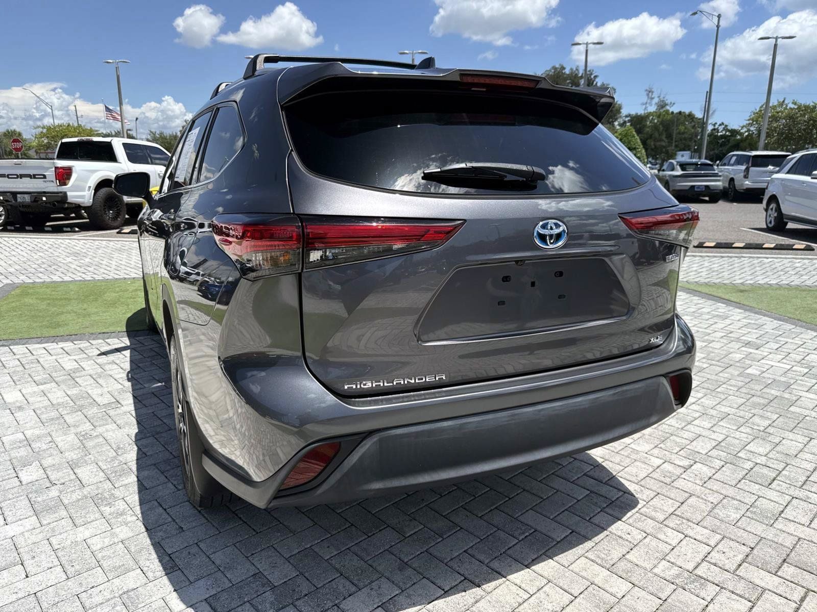 Used 2022 Toyota Highlander XLE AWD/4WD image 9
