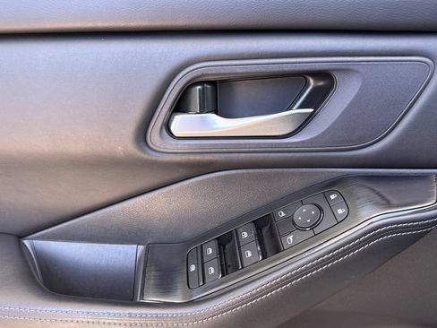 Used 2024 Nissan Rogue SV FWD image 10