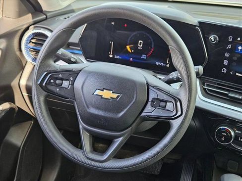 Used 2025 Chevrolet Trax LT image 11