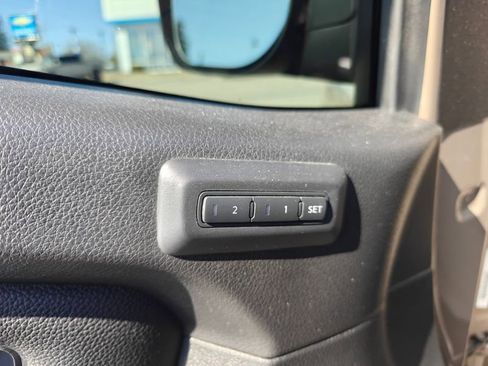 Used 2024 Nissan Titan PRO-4X w/ Pro-4x Convenience Package image 12