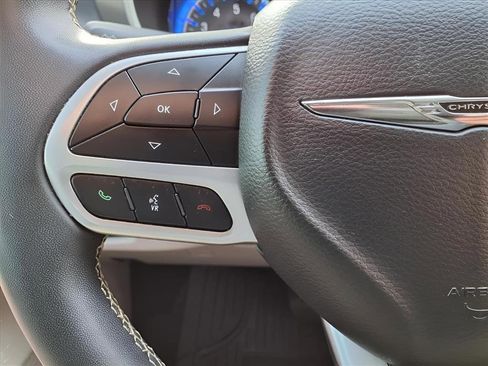 Used 2022 Chrysler Pacifica Touring-L image 6