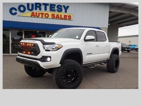 Used 2019 Toyota Tacoma TRD Off-Road image 1